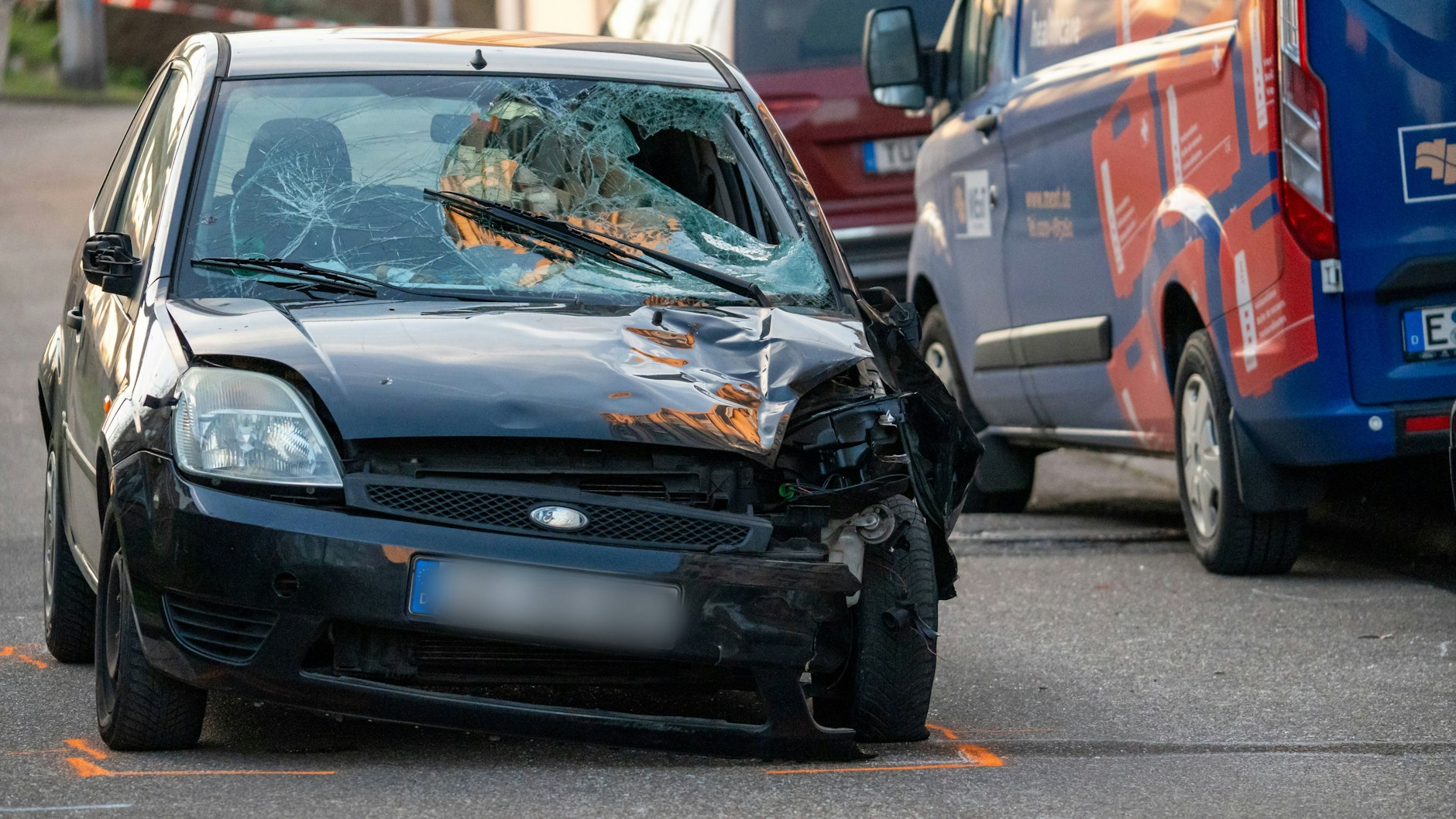 Das Auto, mit dem Alexander S. durch eine Fußgängerzone in Mannheim raste. Der mysteriöse Zettel lag unter der Windschutzscheibe.