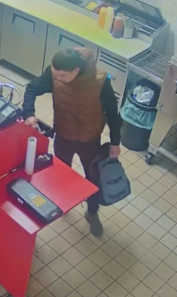 Rotzfrecher Geld-Dieb – hier langt er ganz tief in die Kasse!