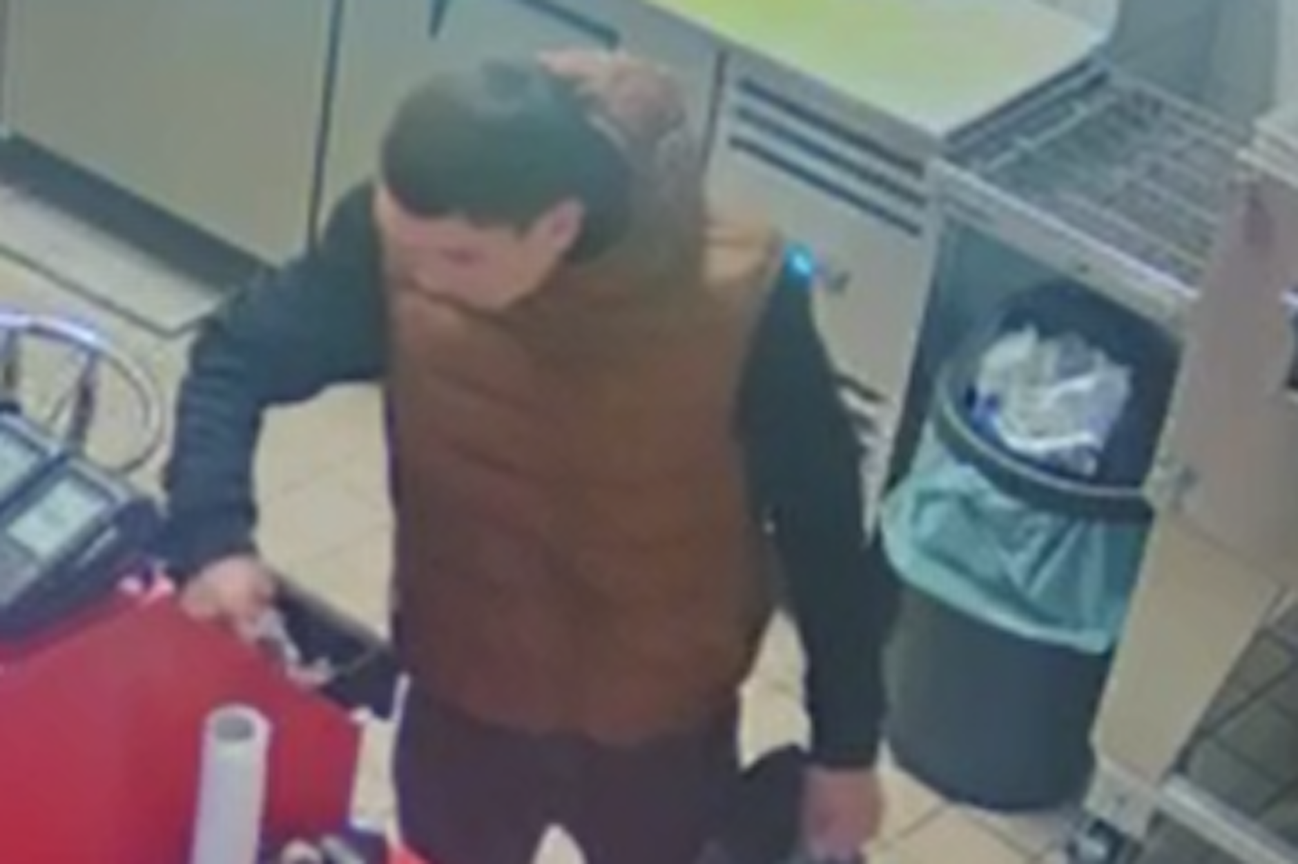 Der Moment, in dem der Kassengrabscher zulangt.