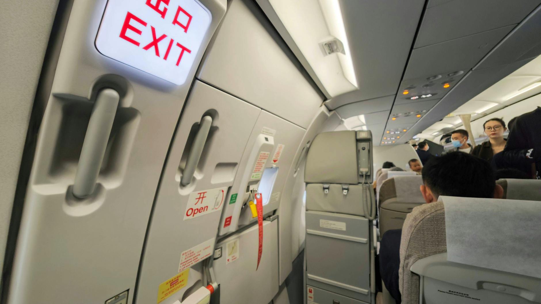 Die Haltegriffe an Notausgängen im Flugzeug sind zur Sicherheit der Crew im Notfall.
