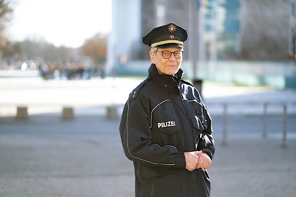 Martina Junitz im Regierungsviertel in Berlin: Sie ist die erste Frau bei der Berliner Polizei, die eine Einsatzhundertschaft leitete.