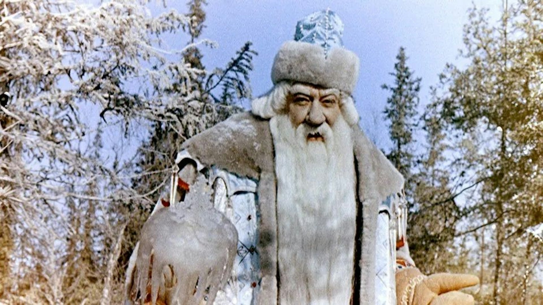 Väterchen Frost im bekannten Märchenfilm Abenteuer im Zauberwald, der auch in der DDR bekannt war.