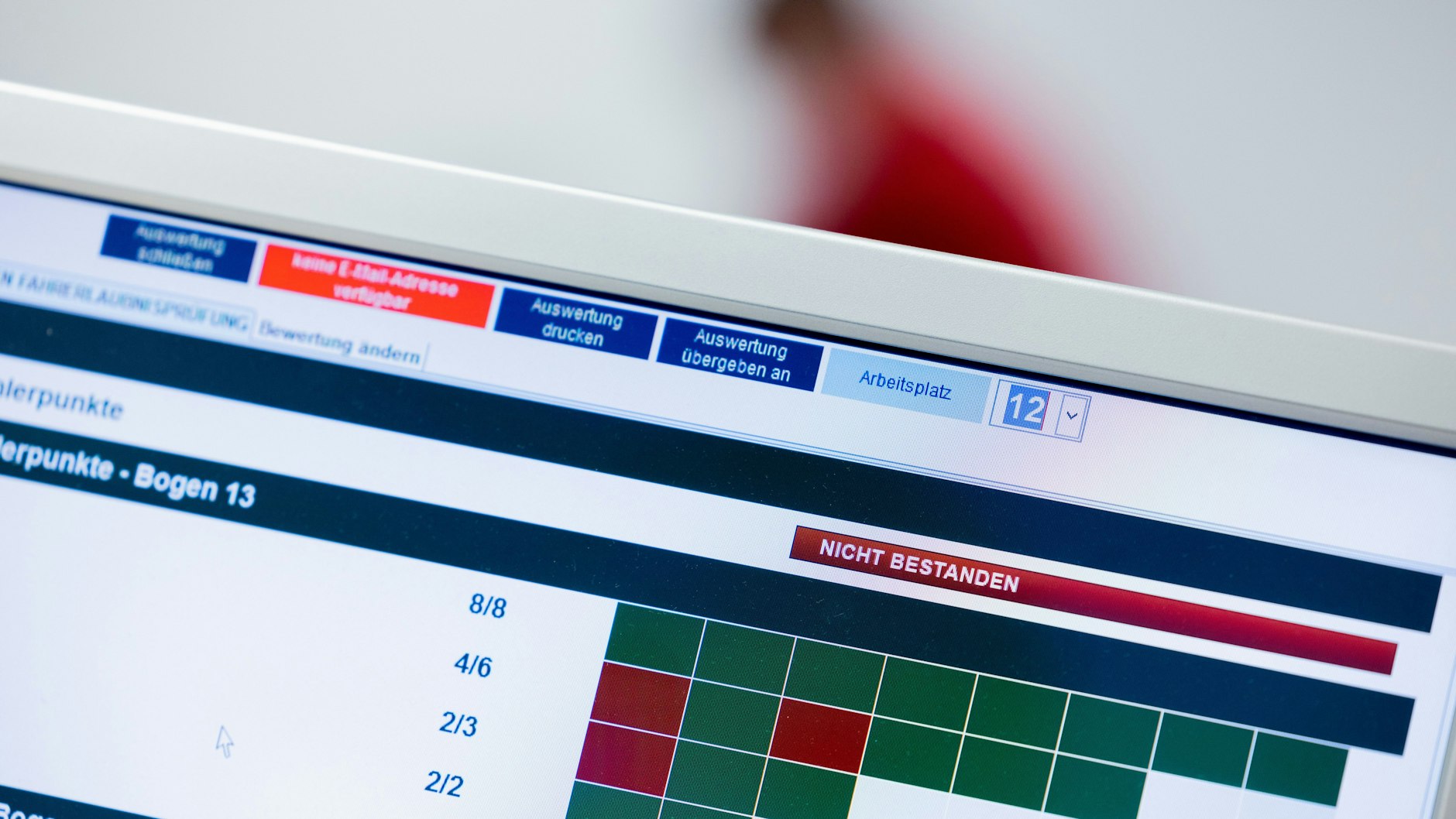 "Nicht bestanden" steht auf dem Monitor eines Prüfers bei der theoretischen Prüfung für den Führerschein.