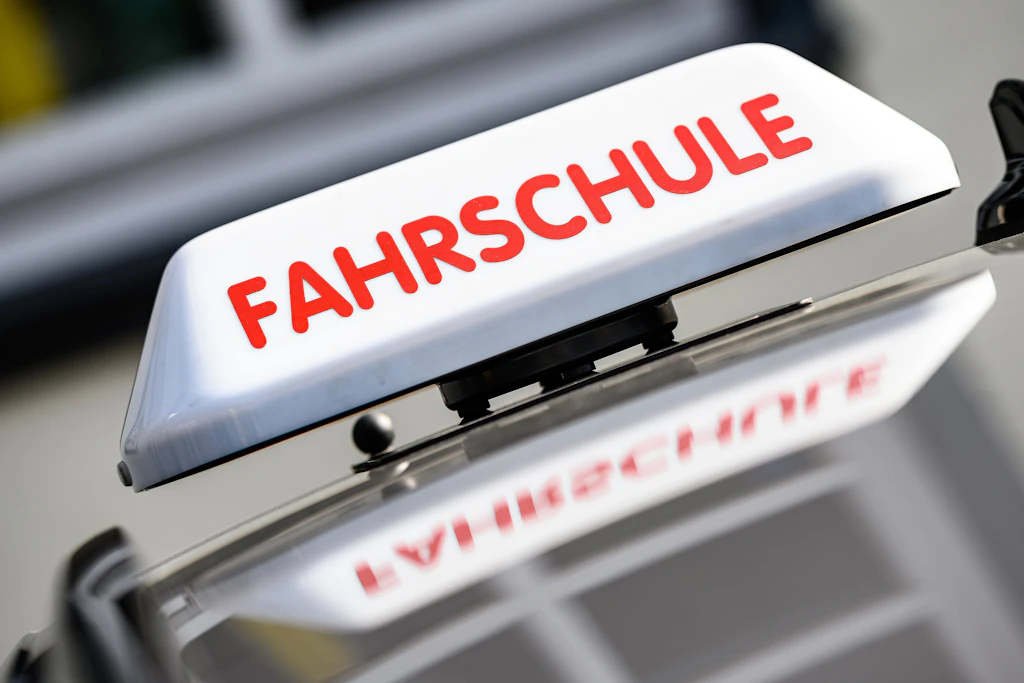 Führerschein-Skandal in Berlin: Jeder zweite fällt durch! SIE nicht, weil ...