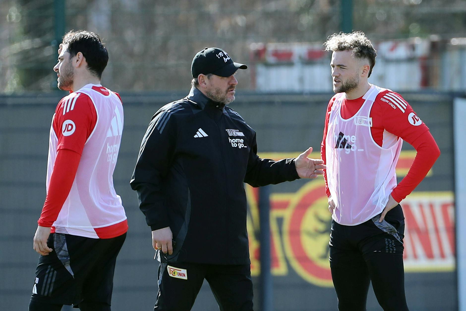 Union-Trainer Steffen Baumgart (53), hier im Gespräch mit Stürmer Benedict Hollerbach (23), probiert die eiserne Torflaute in Frankfurt zu beenden.