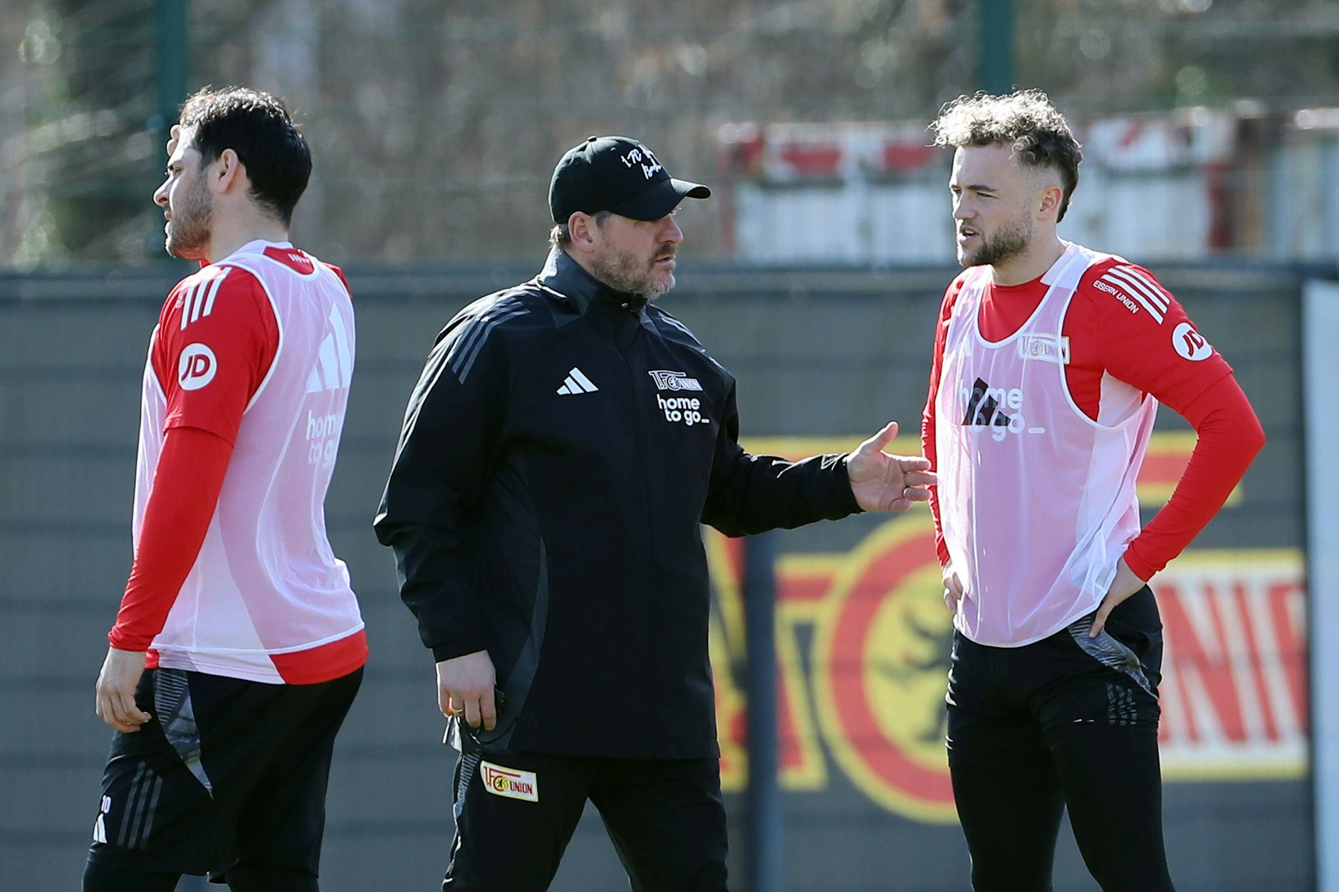 Union-Trainer Steffen Baumgart (53), hier im Gespräch mit Stürmer Benedict Hollerbach (23), probiert die eiserne Torflaute in Frankfurt zu beenden.