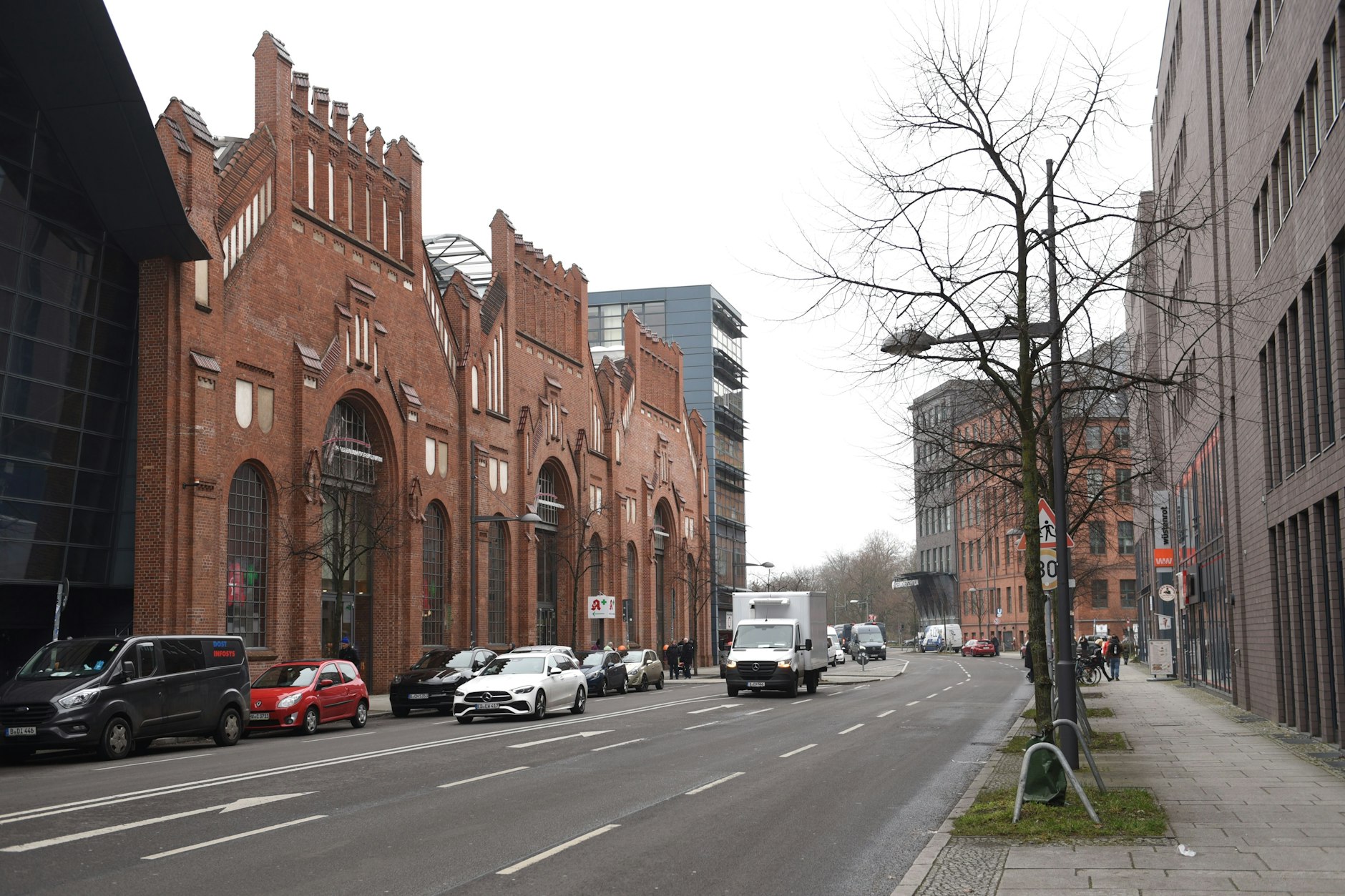 Außen hui: Die denkmalgeschützten Hallen am Borsigturm in Tegel.