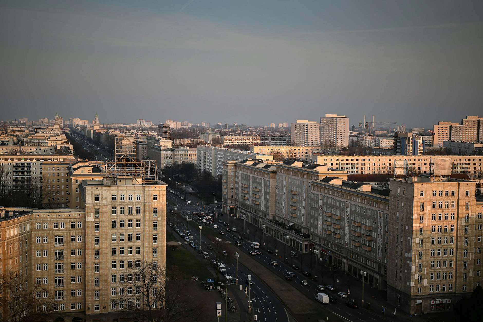 Die Karl-Marx-Allee, Blick nach Friedrichshain-Kreuzberg