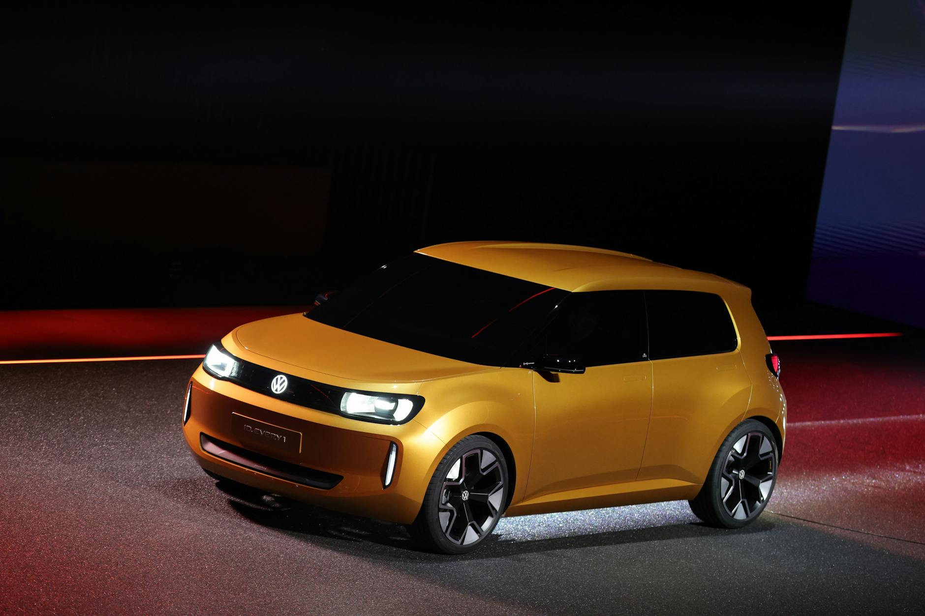 Ein Showcar namens ID. Every1 von Volkswagen fährt zu seiner Präsentation bei der Media Night in Düsseldorf. 2027 wird Volkswagen die Serienversion für 20.000 Euro vorstellen.