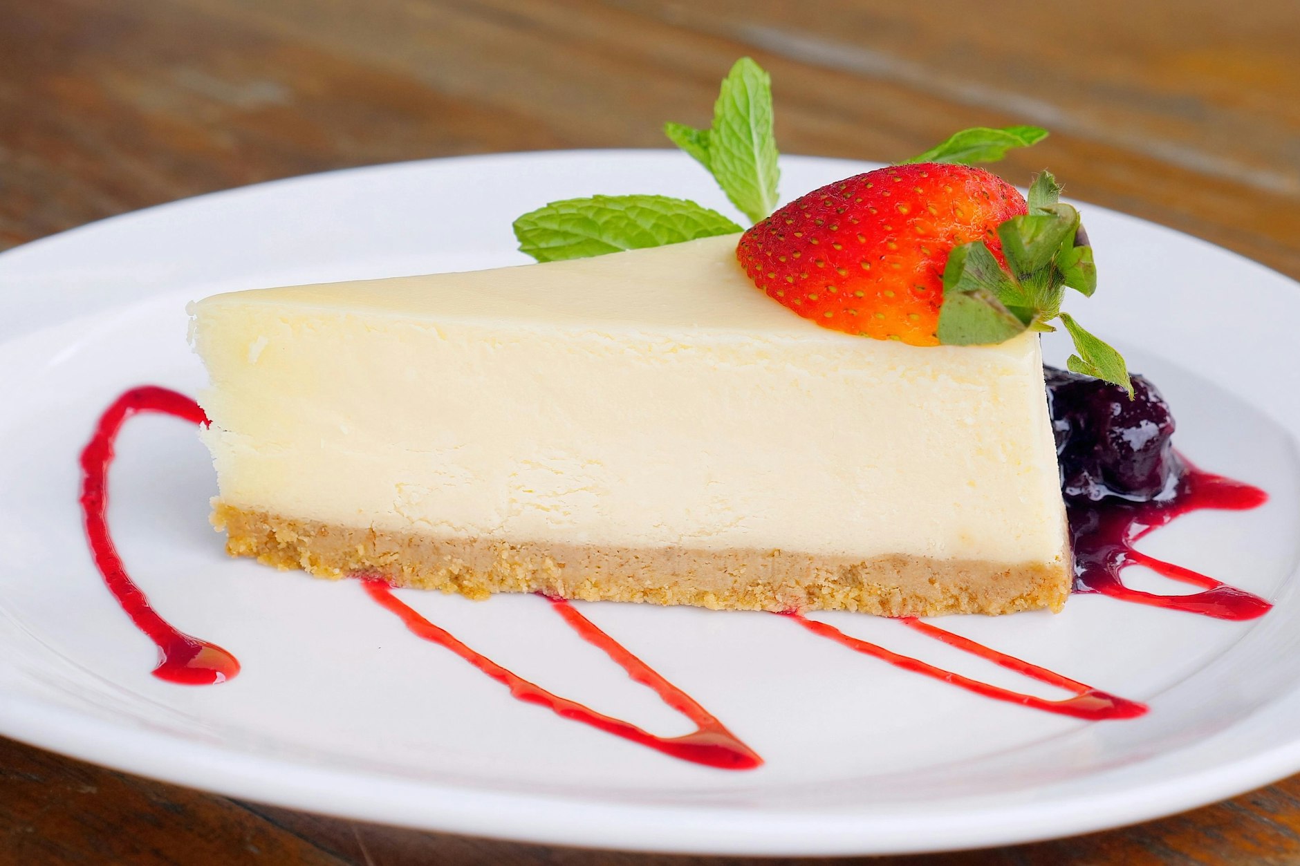 Ob fürs Kaffeekränzchen oder als Dessert – der beliebte Käsekuchen kann immer serviert werden. Mit simplem Keksboden ist er schnell gemacht.