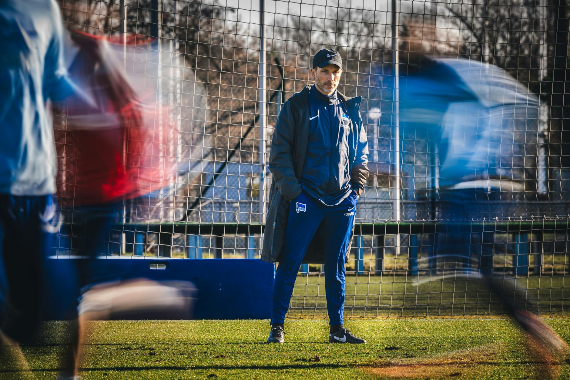 Herthas Trainer Stefan Leitl schaut seinen Spielern im Training genau zu.