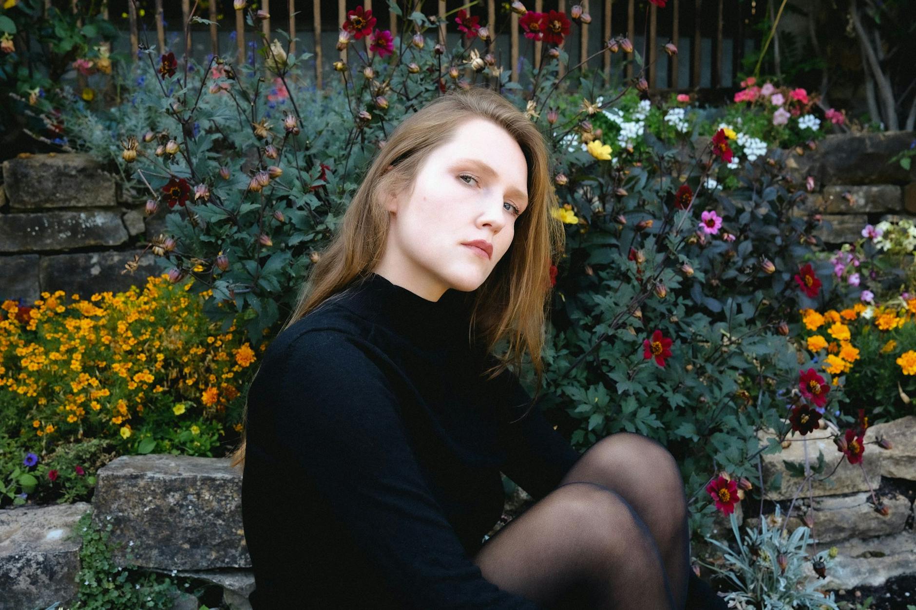 Stella Sommer findet, Musik sei „durch eine große Streamingplattform“ entwertet worden.