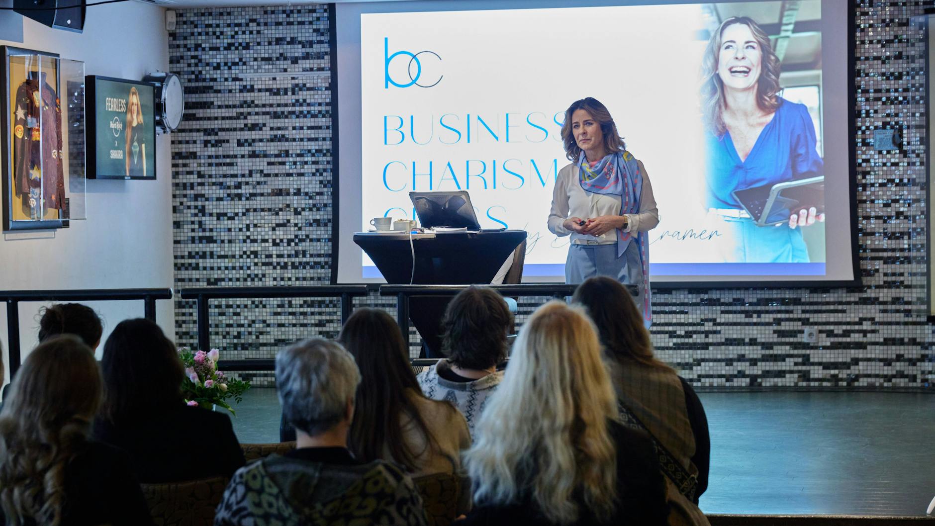 Bettina Cramer bei einem Frauenseminar, das sie vergangenes Wochenende im Hard Rock Cafe Berlin hielt.