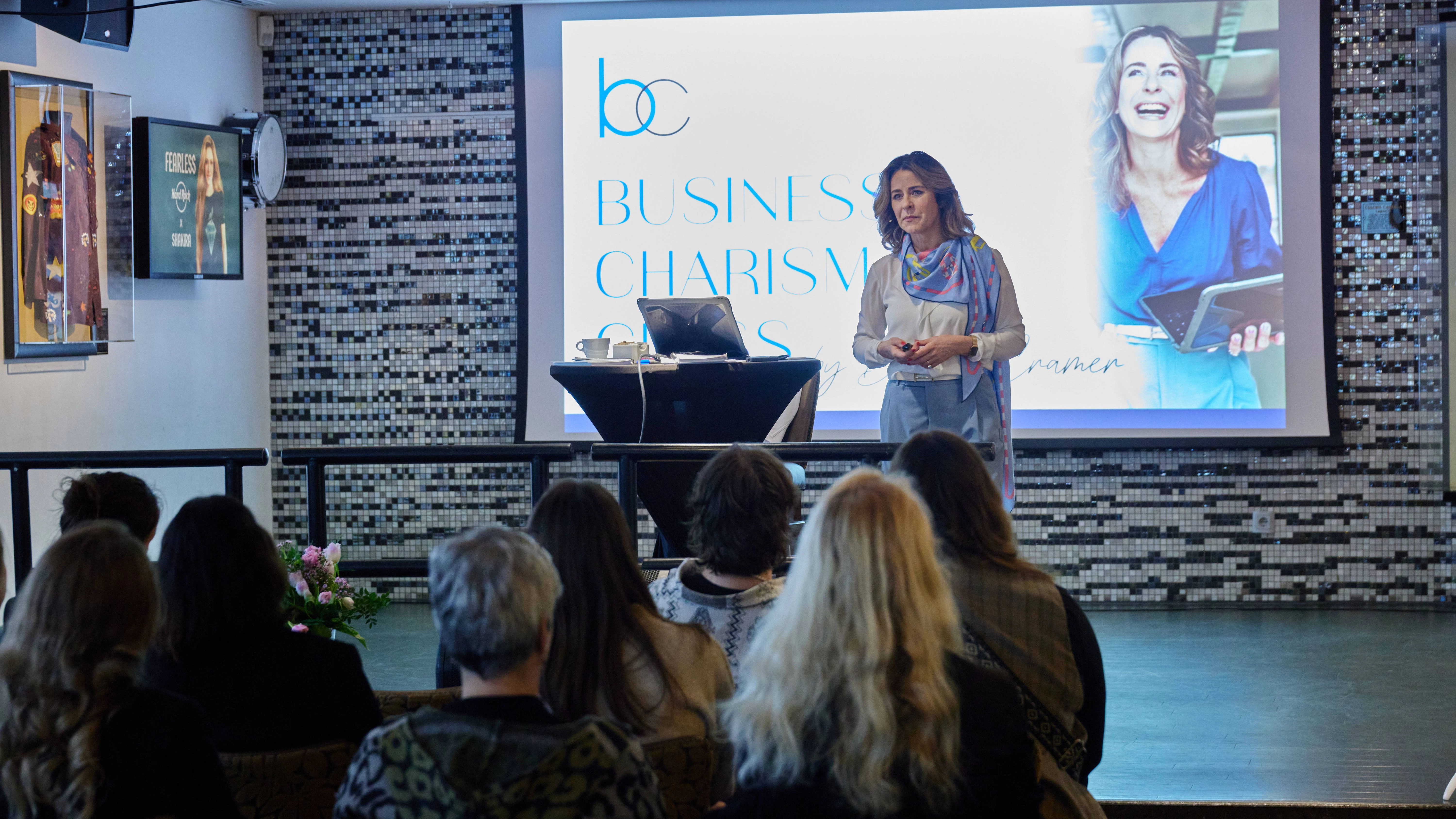 Bettina Cramer bei einem Frauenseminar, das sie vergangenes Wochenende im Hard Rock Cafe Berlin hielt.