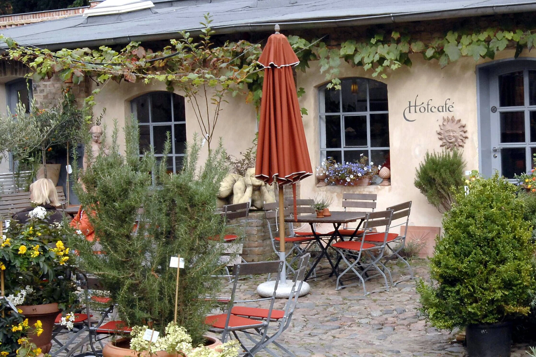 Bei Sonnenschein im Freien: im Hofcafé bei Mutter Fourage zum Frühstück