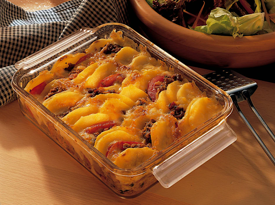 Der Sächsische Schnudendunker ist eine Spezialität aus Bratkartoffeln, Hackfleisch, Tomaten und mit Käse überbacken.