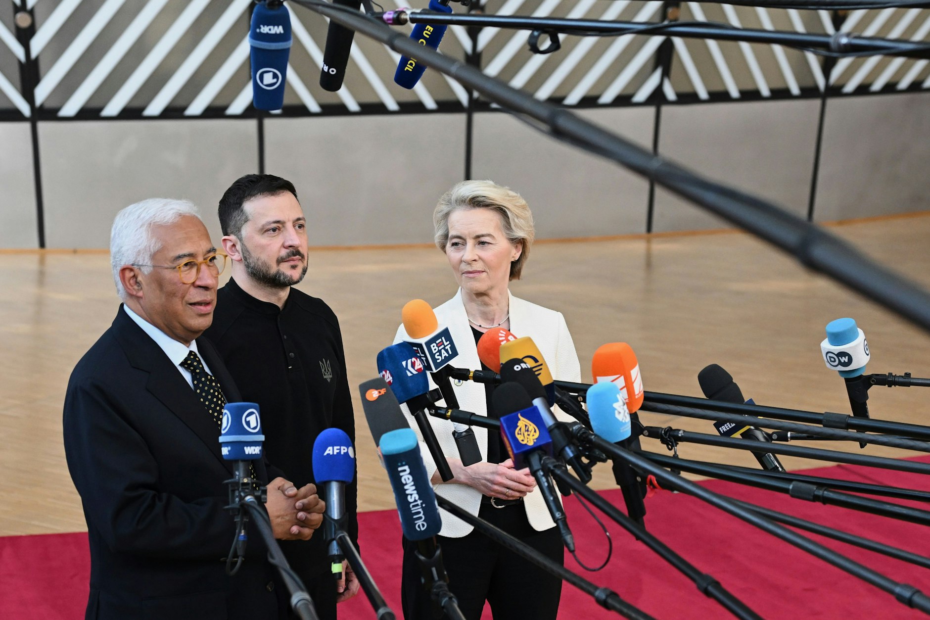Der Präsident des Europäischen Rates, António Costa (l-r), der ukrainische Präsident Wolodymyr Selenskyj und die Präsidentin der Europäischen Kommission, Ursula von der Leyen