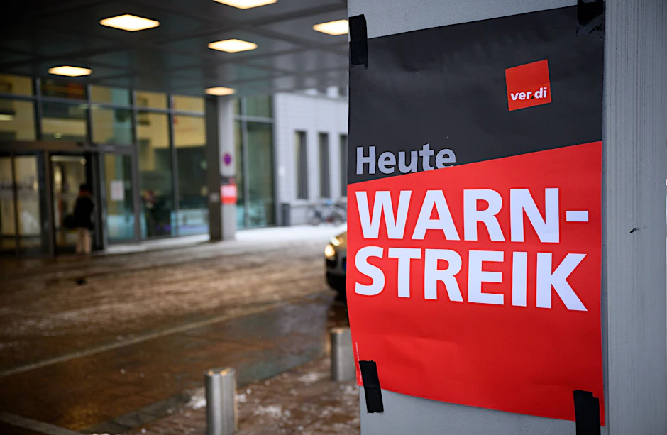 Das Plakat an der Charité in Berlin kündigt es an: Am heutigen Donnerstag und am Freitag&nbsp; streikt das nicht-ärztliche Personal. OPs wurden schon verschoben.