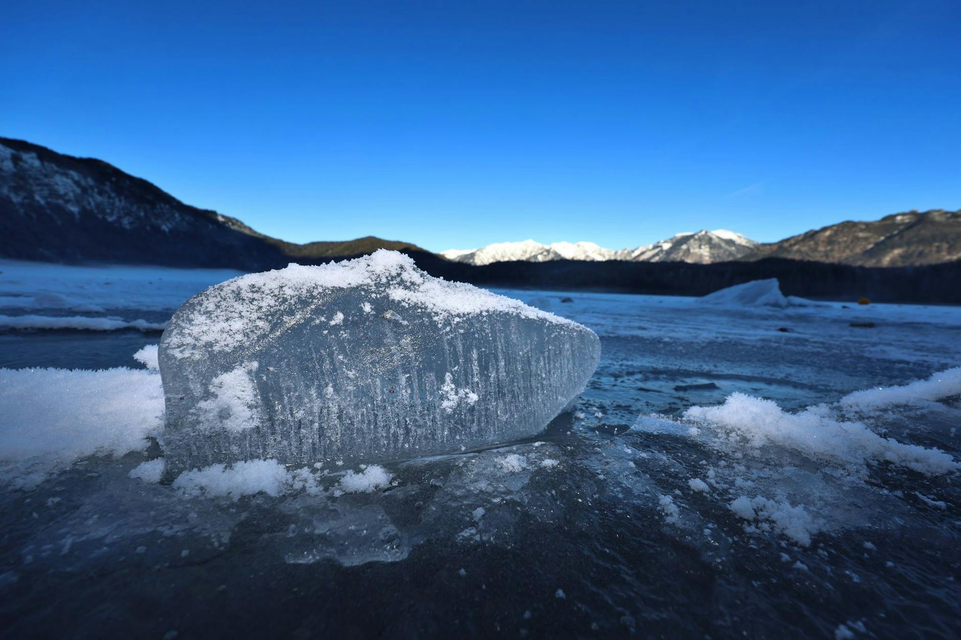 Der Eibsee in Bayern, teils mit Eis bedeckt. Mehrere Menschen sind hier ins Wasser eingebrochen.