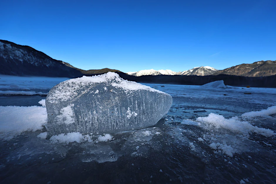 Der Eibsee in Bayern, teils mit Eis bedeckt. Mehrere Menschen sind hier ins Wasser eingebrochen.