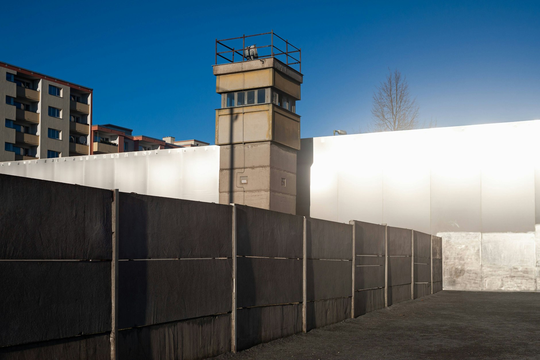 So wie am Denkmal der Gedenkstätte Berliner Mauer könnte die Grenze Ostdeutschlands zu Berlin wieder aussehen, wenn es nach den Vorstellungen der Ostdeutschland-Sezessionisten geht: Grenzturm und Mauer gegen die „Gesellschaftskloake“ Berlin.