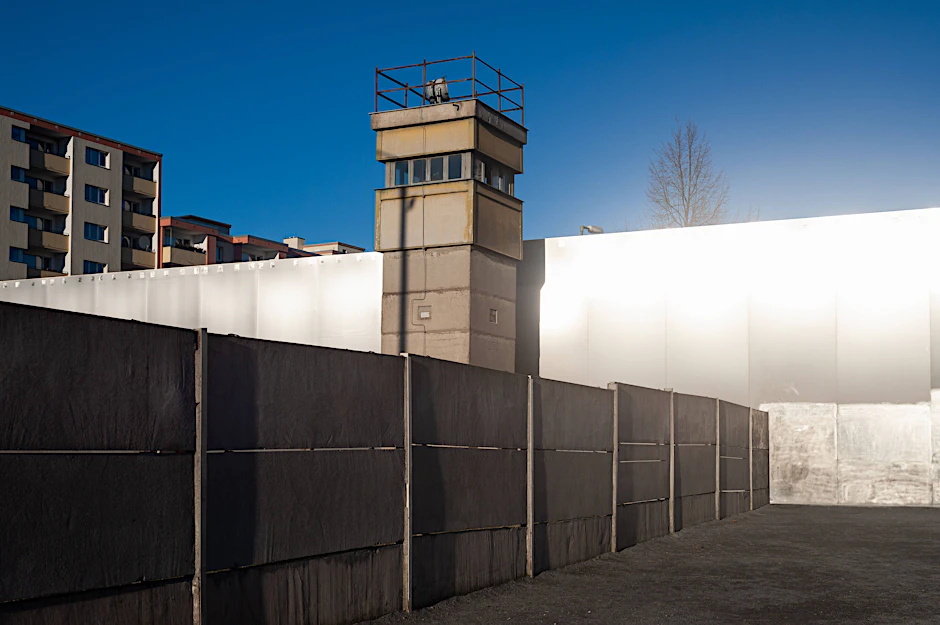 So wie am Denkmal der Gedenkstätte Berliner Mauer könnte die Grenze Ostdeutschlands zu Berlin wieder aussehen, wenn es nach den Vorstellungen der Ostdeutschland-Sezessionisten geht: Grenzturm und Mauer gegen die „Gesellschaftskloake“ Berlin.