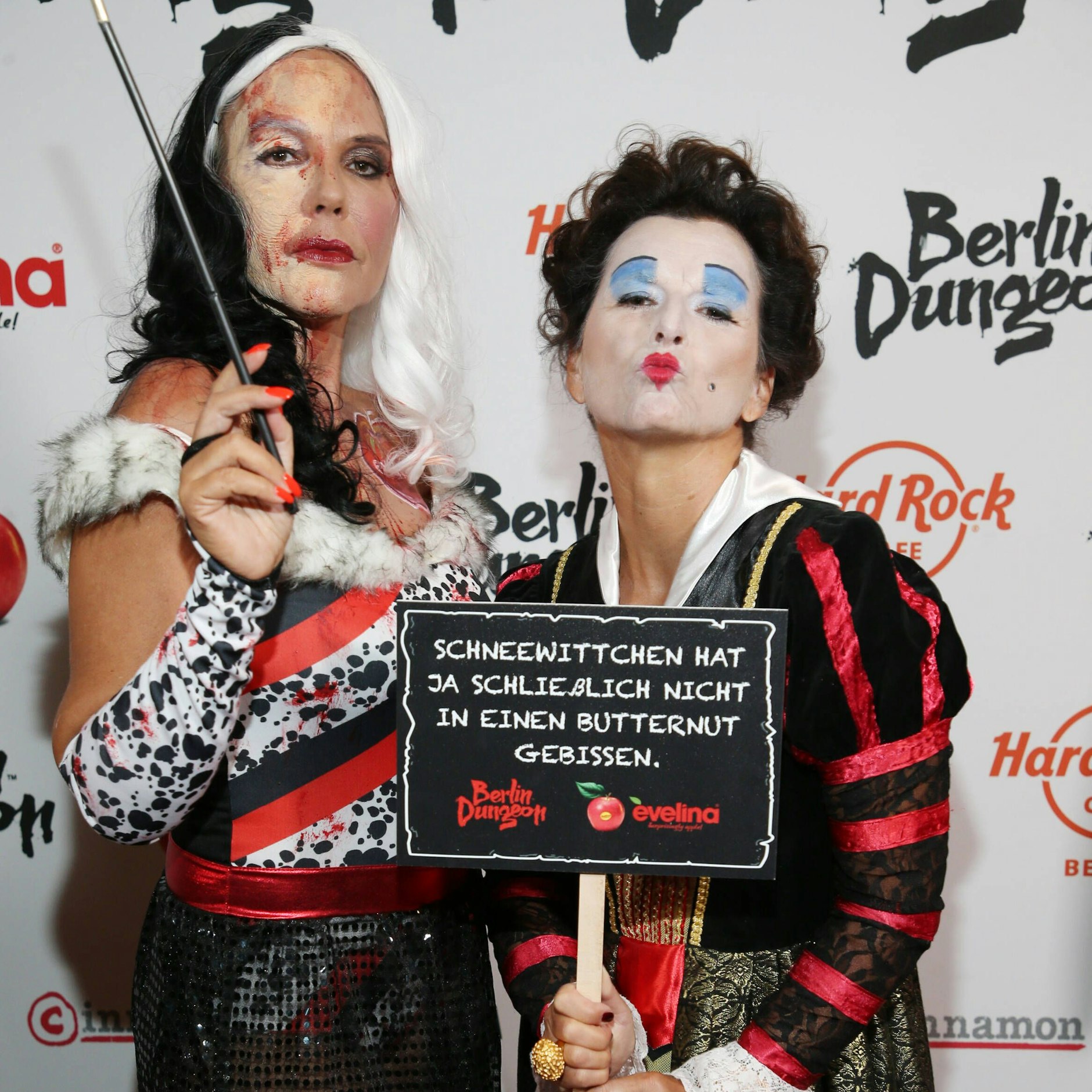 Natascha Ochsenkknecht (l.) und Claudia Obert verkleidet an Halloween 2018.