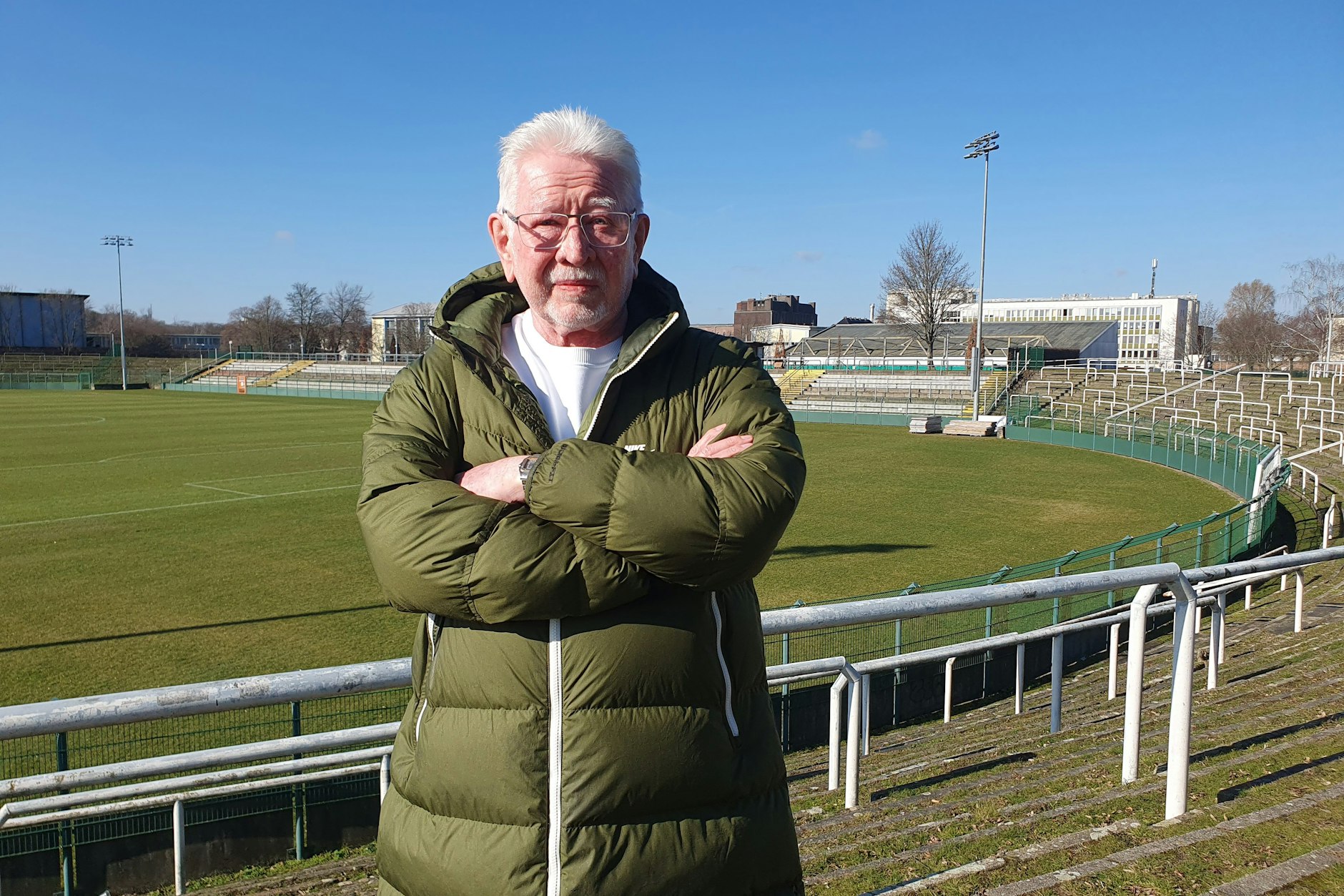 Will den Bestand ertüchtigen: Norbert Uhlig, Präsident des BFC Dynamo, vor der Gegengeraden