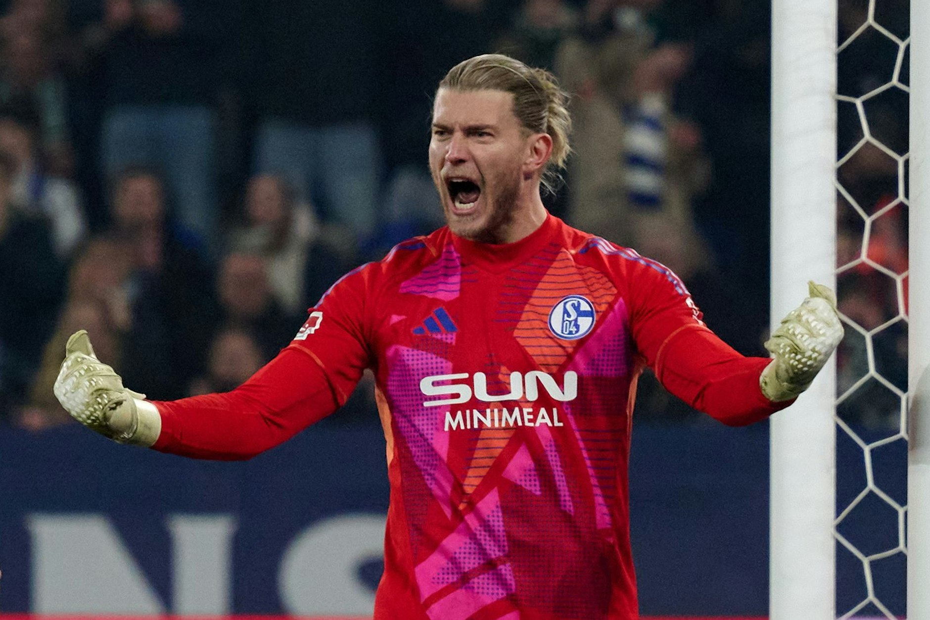 Schalkes Torwart Loris Karius jubelt über eine Parade, die seinem Team den Sieg gegen Münster sichert. Am Sonnabend will Hertha BSC den Keeper im Berliner Olympiastadion prüfen.