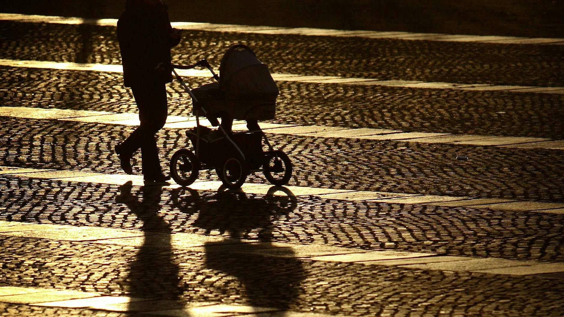 Eine Mutter aus Cuxhafen wollte ihr Baby über Kleinanzeigen verschenken. (Symbolbild)