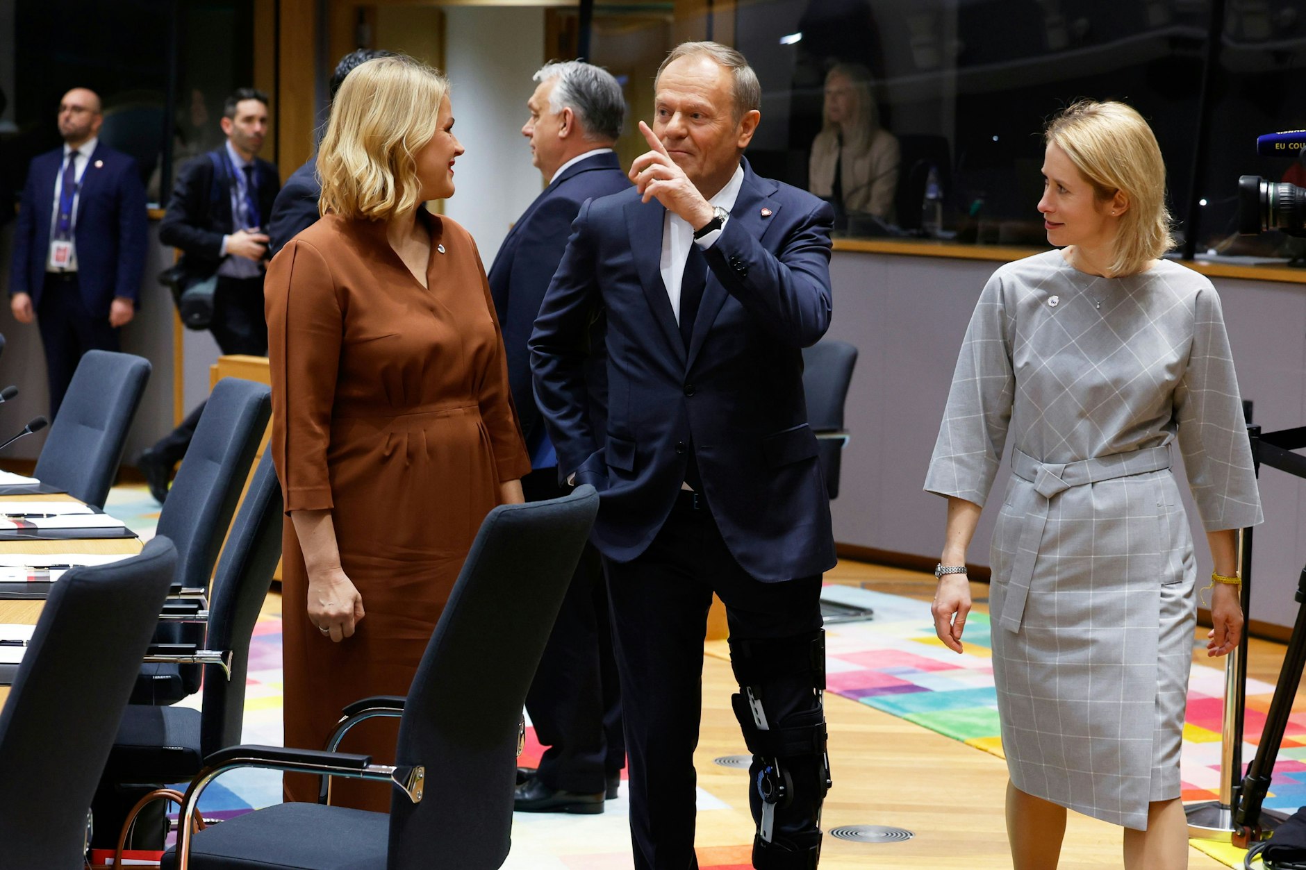 Der polnische Ministerpräsident Donald Tusk (M) mit der lettischen Ministerpräsidentin Evika Silina (l) und der EU-Außenbeauftragten Kaja Kallas
