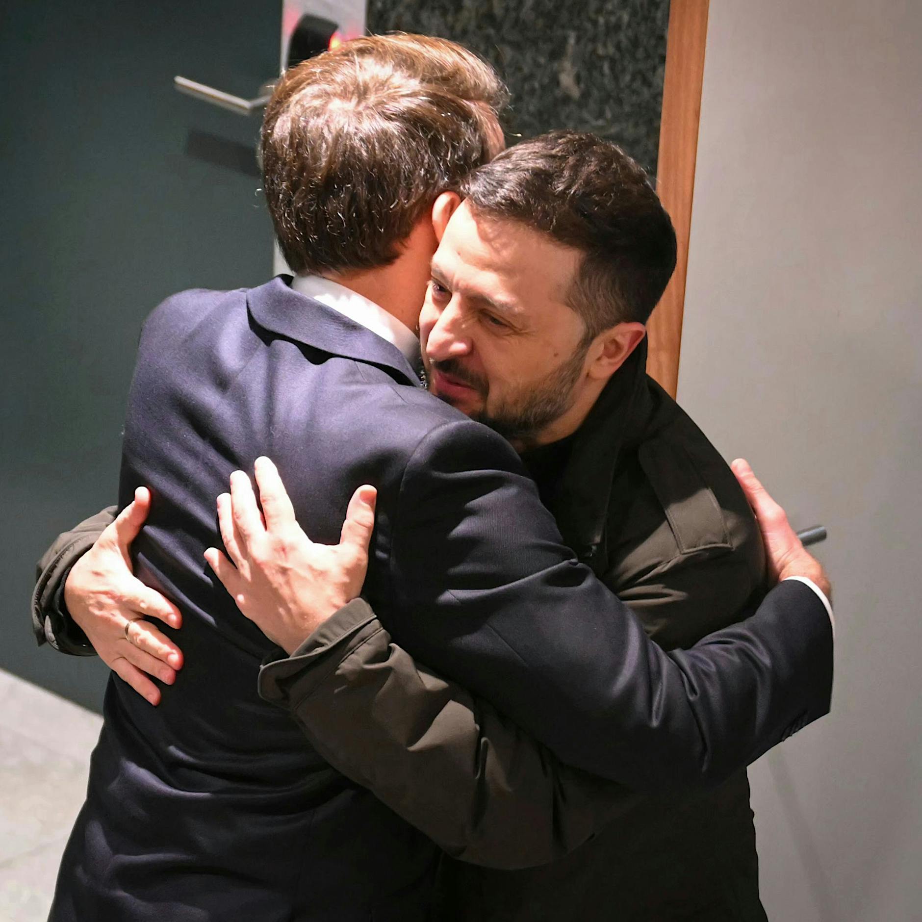 Ukraine: Macron springt für USA ein und liefert Geheimdienstinformationen an Kiew