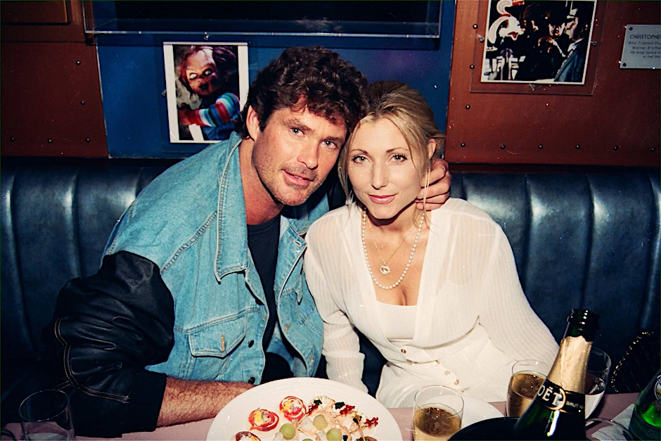 David Hasselhoff und Pamela Bach im Jahre 1995, bei der Eröffnung eines Planet-Hooywood-Restaurants.