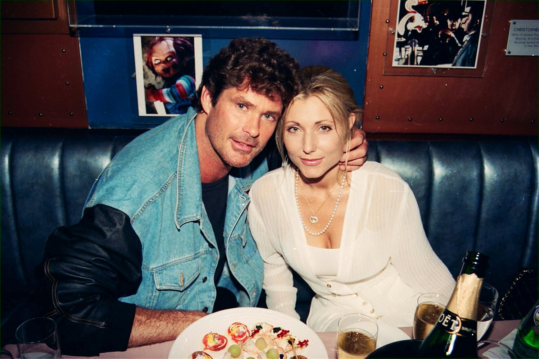 David Hasselhoff und Pamela Bach im Jahre 1995, bei der Eröffnung eines Planet-Hooywood-Restaurants.