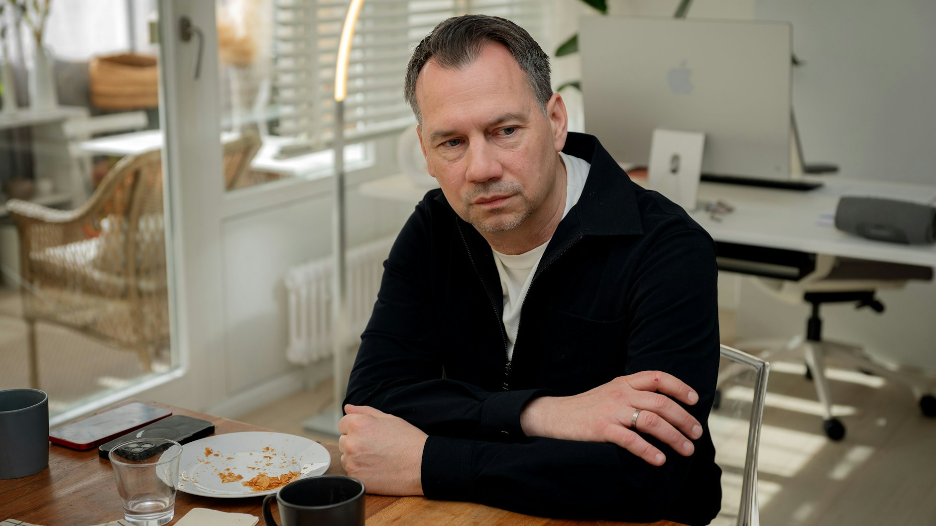 Bestsellerautor Sebastian Fitzek nachdenklich beim Interview.