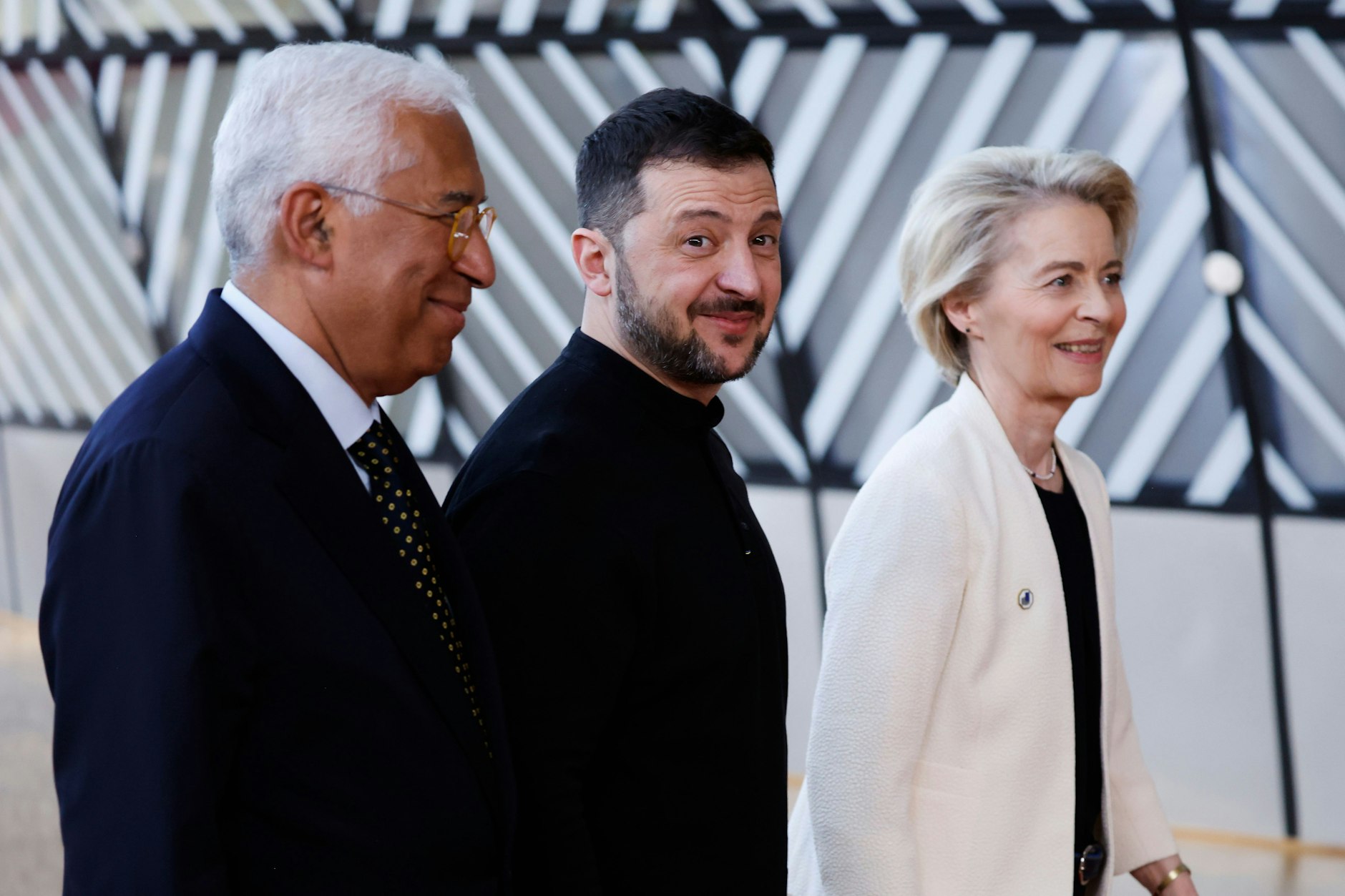 EU-Kommissionspräsidentin Ursula von der Leyen (re.), der ukrainische Präsident Wolodymyr Selenskyj (M.) und der Präsident des Europäischen Rates, António Costa, treffen im Gebäude des Europäischen Rates zum EU-Gipfel ein.