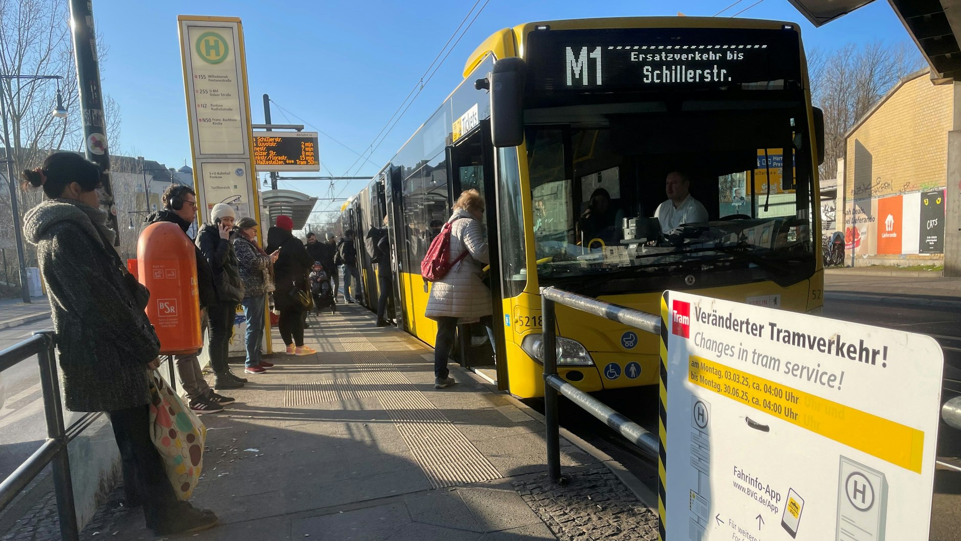 Am Bahnhof Pankow herrschen am Bahnsteig der Busse und Straßenbahnen beengte Verhältnisse. Wenn es hier voll wird, wird es schnell gefährlich.