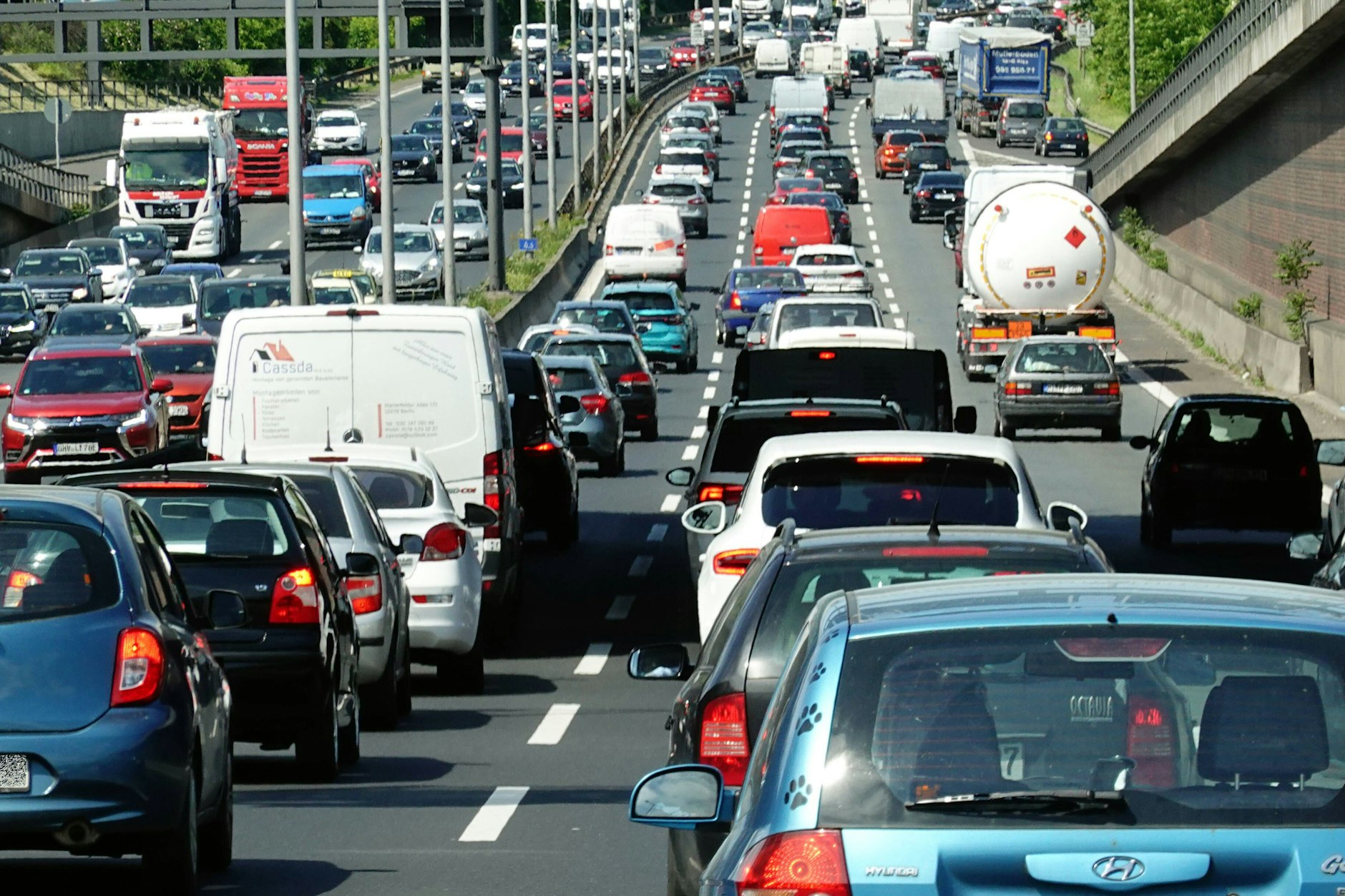 An der Ringbahnbrücke im Dreieck Funkturm wurden Risse festgestellt. Deshalb kommt es zu Sperrungen.