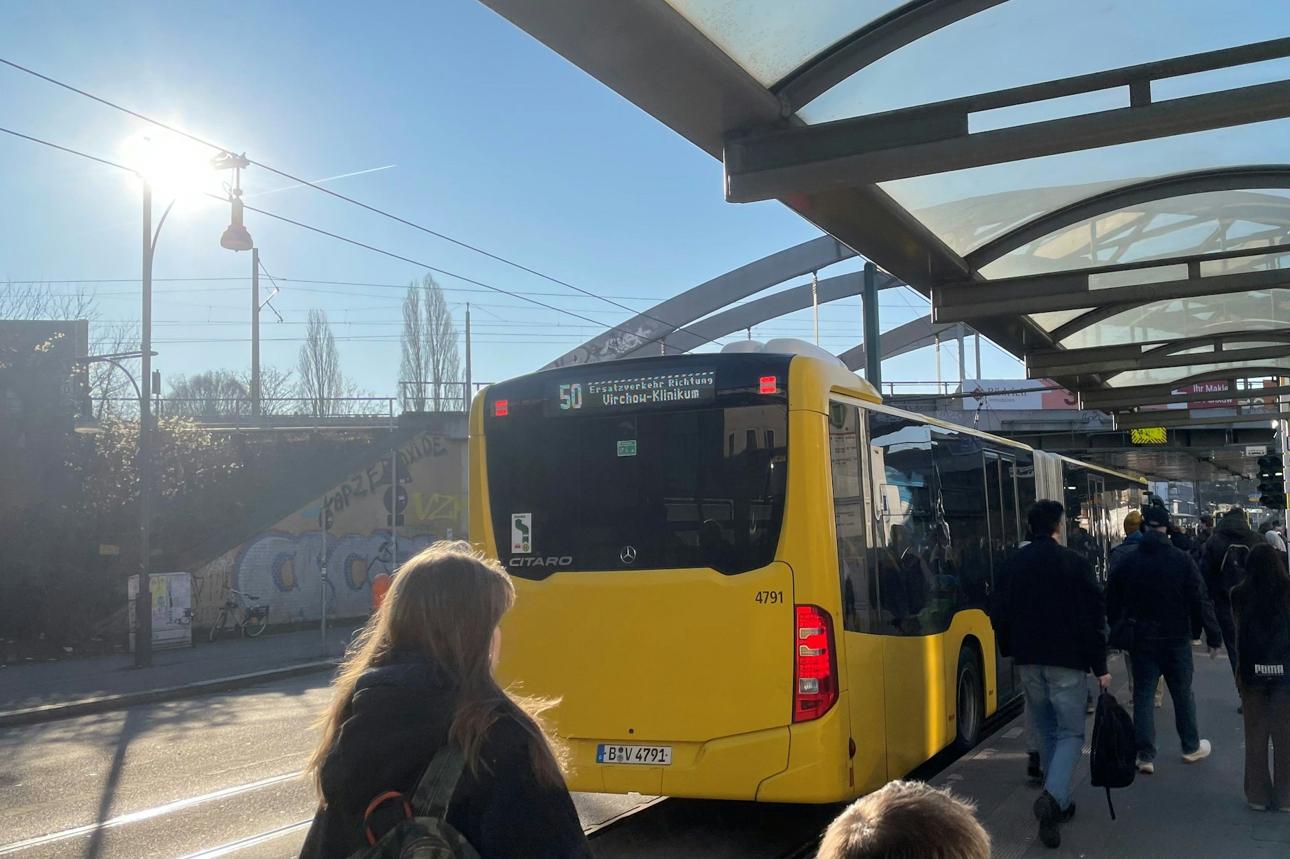 Am Bahnhof Pankow kommen volle SEV-Busse an. Pendler steigen hier in die U-Bahn um.