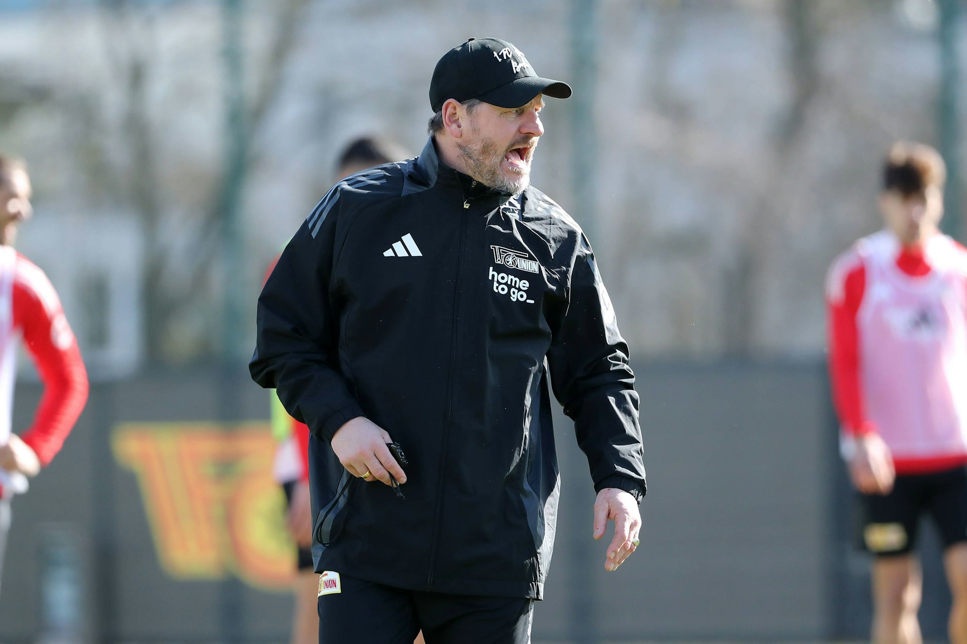 Steffen Baumgart gibt im Training des 1. FC Union Berlin lautstark Kommandos. Hoffentlich haben ihn alle Spieler verstanden.
