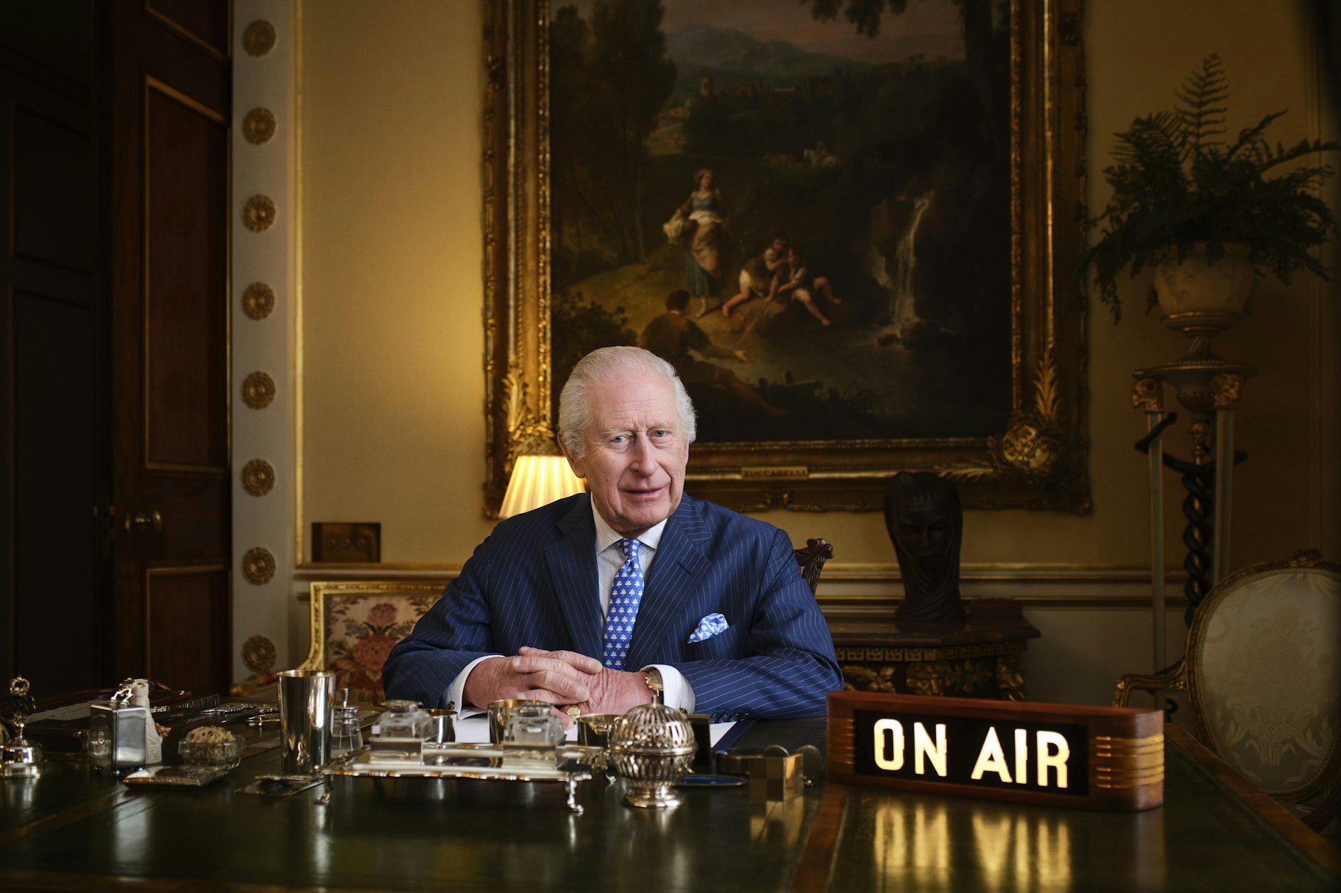 Der britische König Charles III. in seinem Büro im Buckingham-Palast.