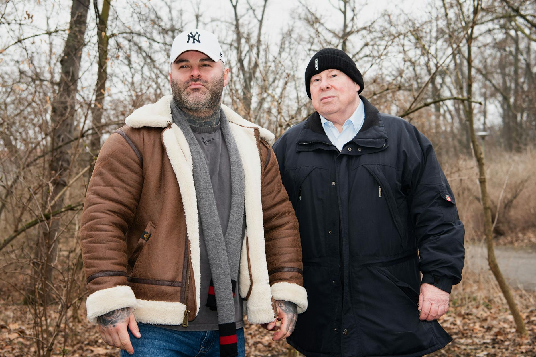 Kassra Zargaran (l.) und Klaus Nachtigall treffen sich in Berlin. Sie sprechen über Zargarans Ausstieg bei den Hells Angels, Perspektiven nach der Haft, notwendige Reformen der Schutzhaft und über seine jetzige Tätigkeit in der Prävention von Jugendkriminalität.