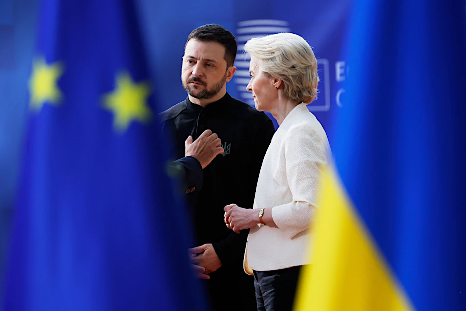 Ursula von der Leyen mit dem ukrainischen Präsidenten Wolodymyr Selenskyj zu Beginn des Gipfels.