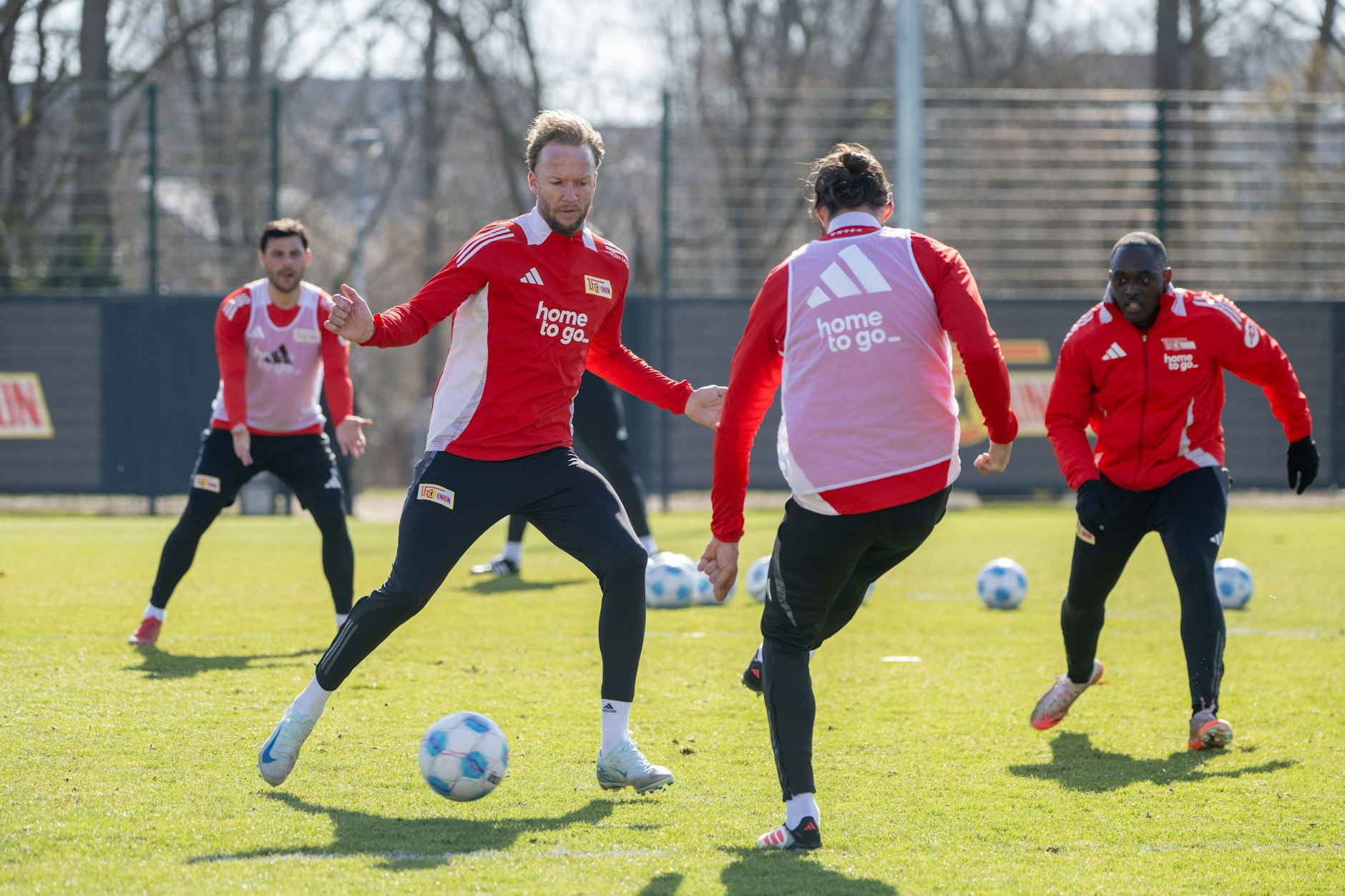 Kevin Vogt (33, 2. v.l.) trainierte die Woche wieder voll mit und kehrt gegen Eintracht Frankfurt nach sechs Wochen womöglich wieder in den Kader zurück.