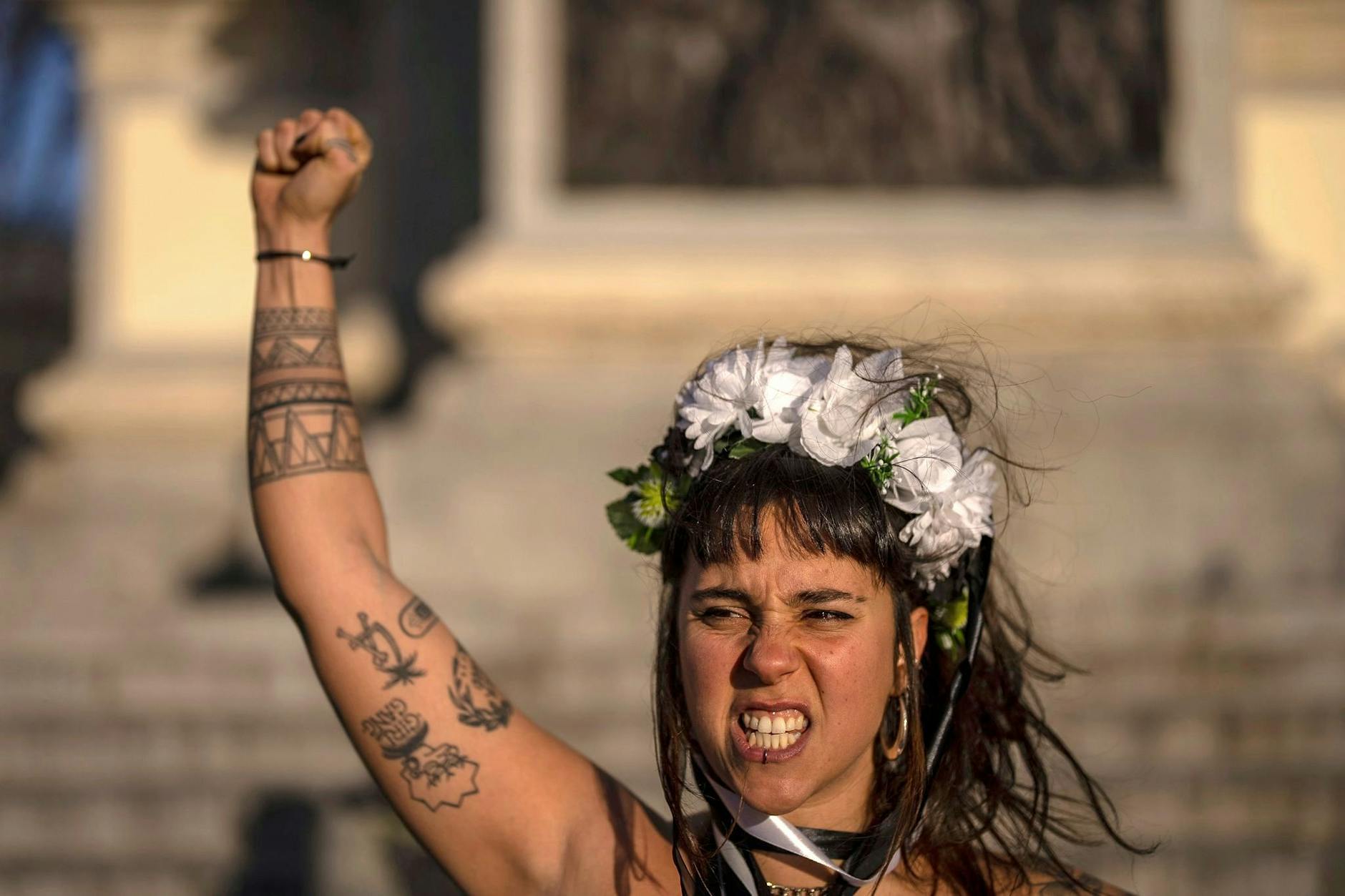 Ein Mitglied der feministischen Gruppe Femen protestiert gegen die steigende Zahl von Frauenmorden in Spanien.