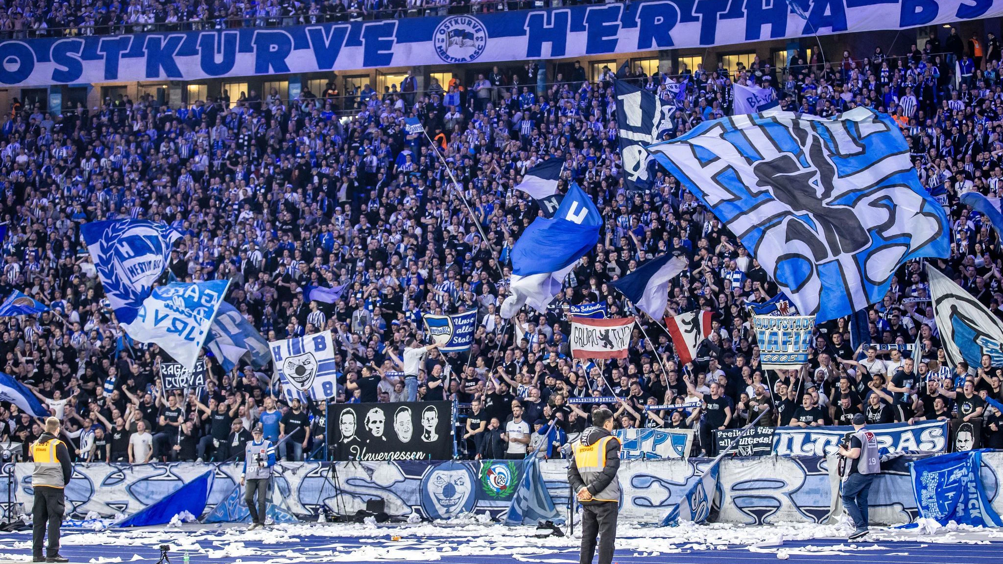 Olympiastadion: Fans von Hertha BSC feuern ihr Team aus der Ostkurve mit Fahnen an.
