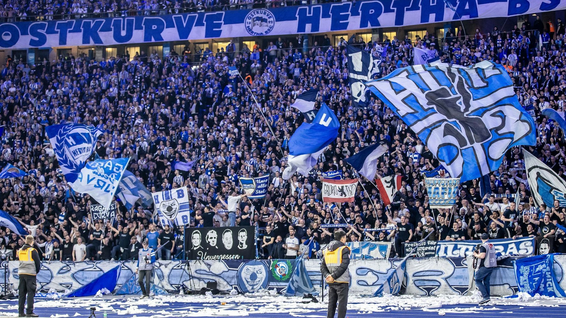 Olympiastadion: Fans von Hertha BSC feuern ihr Team aus der Ostkurve mit Fahnen an.