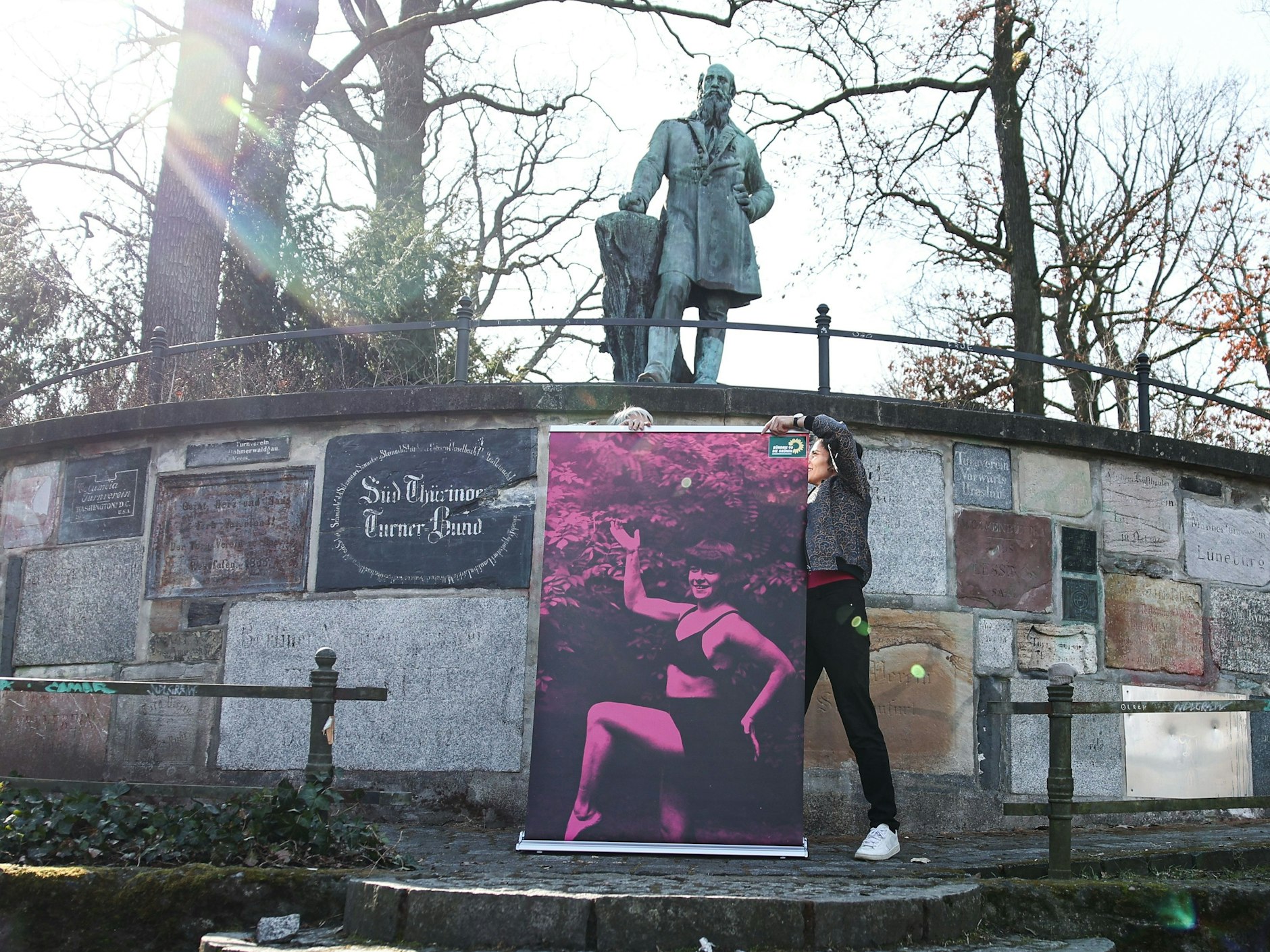 Die Kreuzberger Grünen wollen in der Hasenheide das Denkmal von Friedrich Ludwig Jahn stürzen. Sie wollen stattdessen ein Denkmal für Rosl Persson (1908 bis 2010). Persson wurde im Neuköllner Stadtteil Rixdorf geboren und gilt als Pionierin des Sports für Frauen. Sie war jahrzehntelang aktive Sportlerin, Akrobatin, Gymnastiklehrerin und Alpinistin.