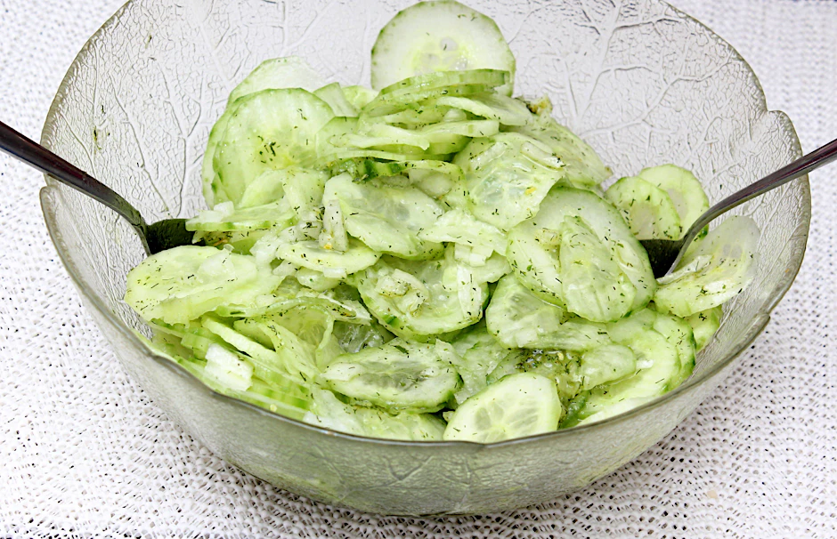 Gurkensalat ist schnell gemacht und richtig simpel - und Omas Rezept für Gurkensalat süß sauer aus der DDR ist einfach das beste!