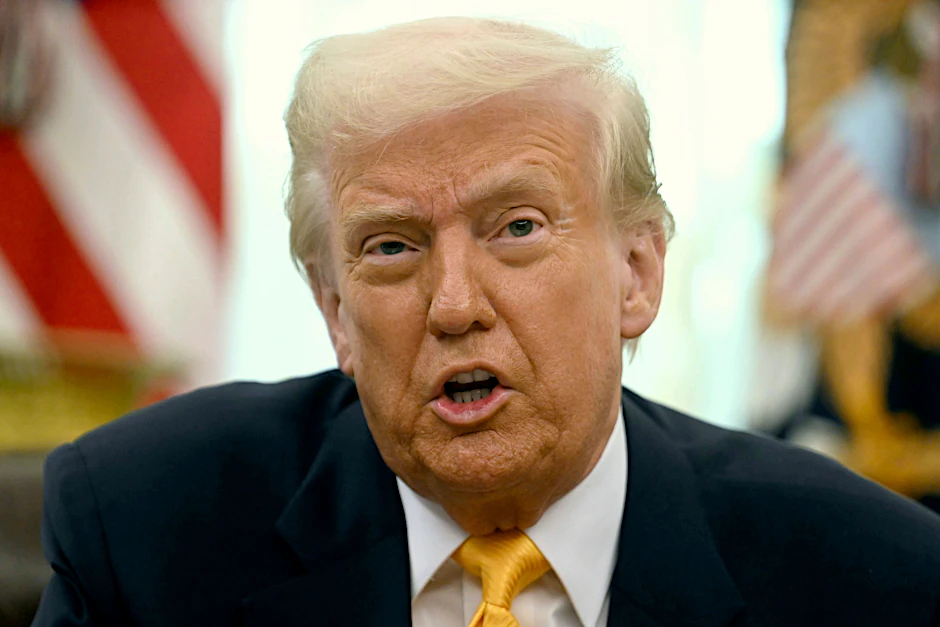 US-Präsident Donald Trump spricht am Freitag im Oval Office des Weißen Hauses.
